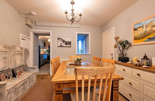 Trefor House | Stunning villa for 6 guests with WIFI, terrace, pets allowed and parking