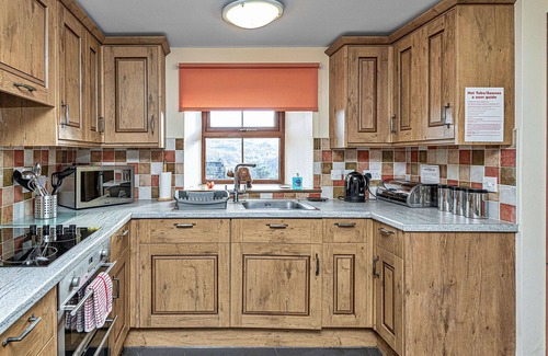 Glandyfi House | Stunning villa for 6 people with hot tub, WIFI, TV, pets allowed and parking