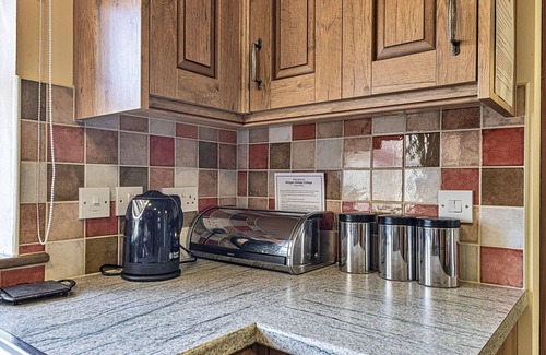 Glandyfi House | Stunning villa for 6 people with hot tub, WIFI, TV, pets allowed and parking