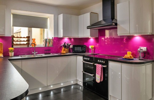 Cwmtirmynach House | Stunning villa for 8 people with WIFI, TV, pets allowed and parking