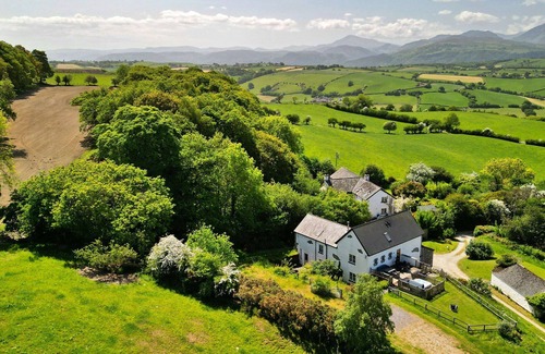 Eglwysbach House | Stunning villa for 4 people with WIFI, hot tub, terrace and pets allowed