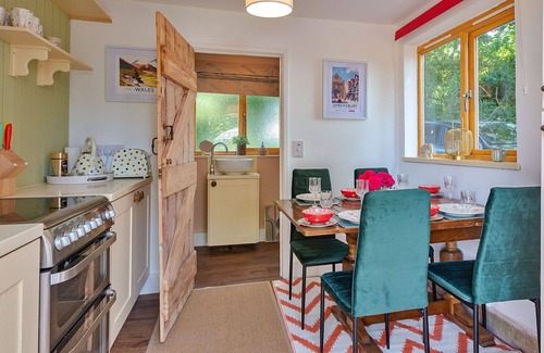 Halfway House House | Stunning villa for 4 guests with terrace and parking
