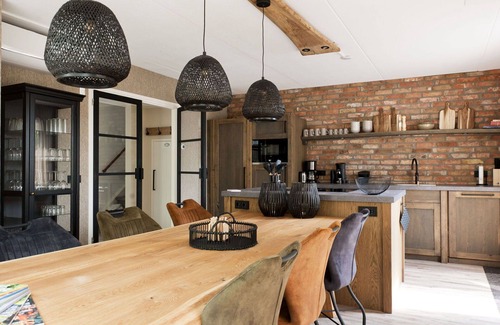 Vlagtwedde House | Stunning villa for 8 people with A/C, pool, WIFI, TV, patio and parking