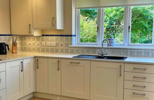 Kingham House | Stunning villa for 6 guests with WIFI, pool, pets allowed and parking