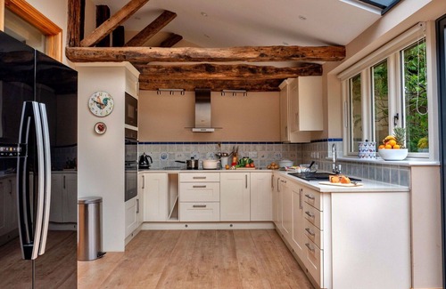 Kingham House | Stunning villa for 6 guests with WIFI, pool, pets allowed and parking