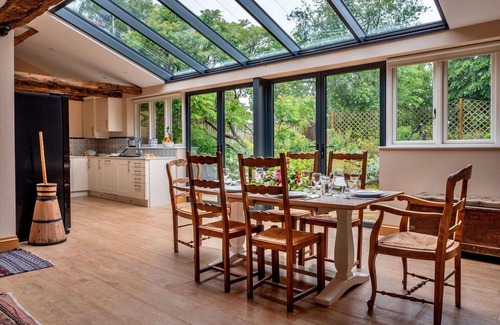 Kingham House | Stunning villa for 6 guests with WIFI, pool, pets allowed and parking