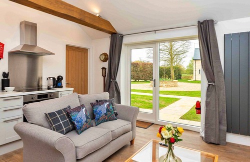 Thurlby House | Stunning villa for 2 guests with WIFI, terrace, pets allowed and parking