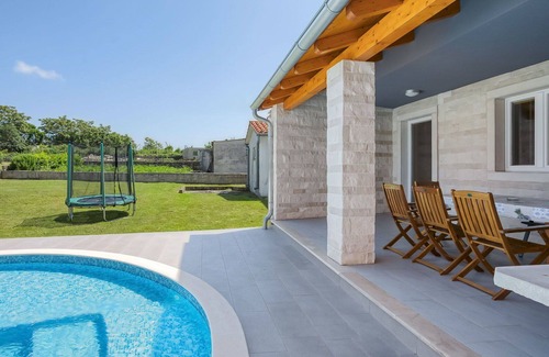 Bratulici House | Stunning villa with private pool, WIFI, A/C, TV, terrace, pets allowed, panoramic view and park.