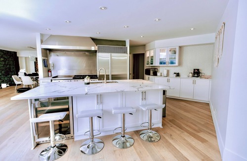 Deep Cove House | ✨Stunning Waterfront views Retreat Villa, 5 Bed, 5 Bath, Pool, Sauna, Hot tub✨