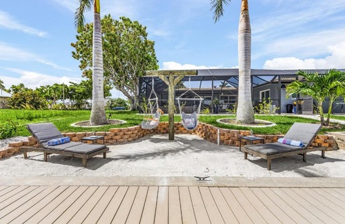 Caloosahatchee House | Stunning Waterfront Villa Direct Gulf Access, Kayaks, Heated Pool Sanctuary on Savona