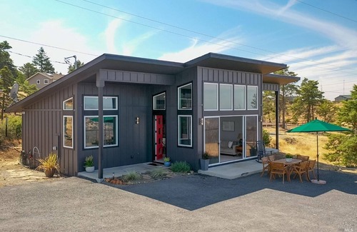 Santa Rosa House | Stunning wine country views, 2 BR 2 BA, sleek modern new home, gourmet kitchenn