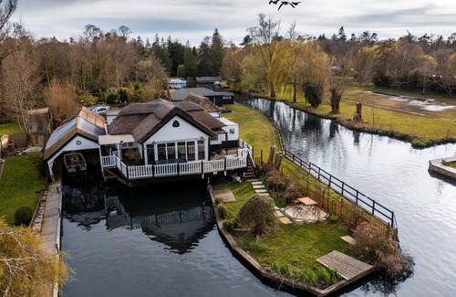 Wroxham Cottage | Stunning Wroxham holiday cottage, River Bure. Sleeps 10. Includes boat & hot tub