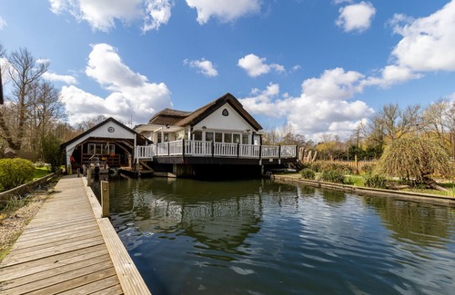 Wroxham Cottage | Stunning Wroxham holiday cottage, River Bure. Sleeps 10. Includes boat & hot tub