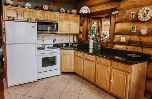 Town of Lumberland House | Stunningly Private Lake Front - Pickleball Court
