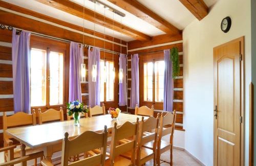 Stupná Villa | Stupná Holiday Home with Garden