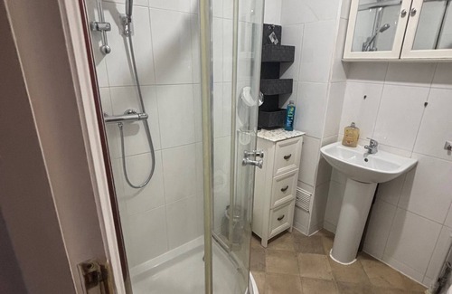 Hatch End Apartment | Stylish 1-bed Apartment- Sleeps 3 w/Central Links