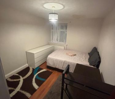Hatch End Apartment | Stylish 1-Bed Apartment- Sleeps 3 w Central Links