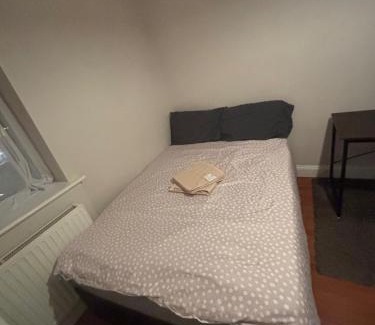 Hatch End Apartment | Stylish 1-Bed Apartment- Sleeps 3 w Central Links