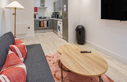 Rushmoor District Apartment | Stylish 1 Bed Flat | Pet-Friendly & Near Station