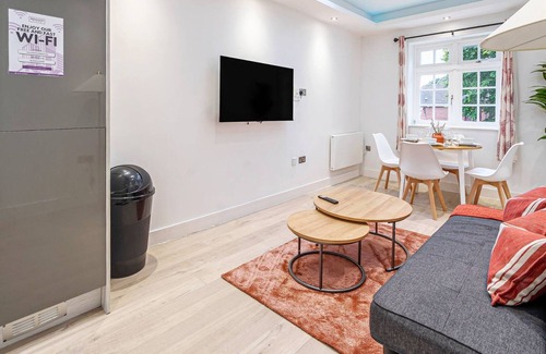 Rushmoor District Apartment | Stylish 1 Bed Flat | Pet-Friendly & Near Station