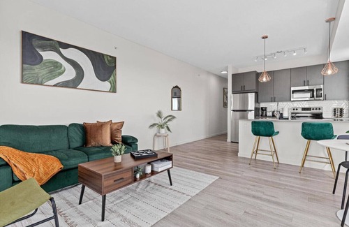 Lyn-Lake Apartment | Stylish 1-Bedroom Retreat in Uptown Minneapolis