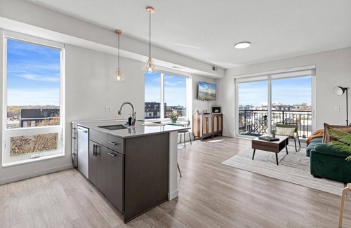 Lyn-Lake Apartment | Stylish 1-Bedroom Retreat in Uptown Minneapolis