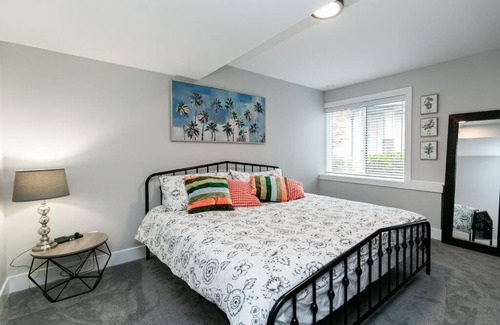 Victoria Apartment | Stylish 1 Bedroom Suite with Lake Access