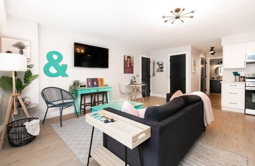 Victoria Apartment | Stylish 1 Bedroom Suite with Lake Access