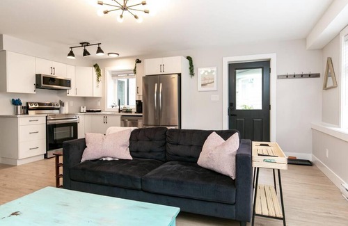Victoria Apartment | Stylish 1 Bedroom Suite with Lake Access