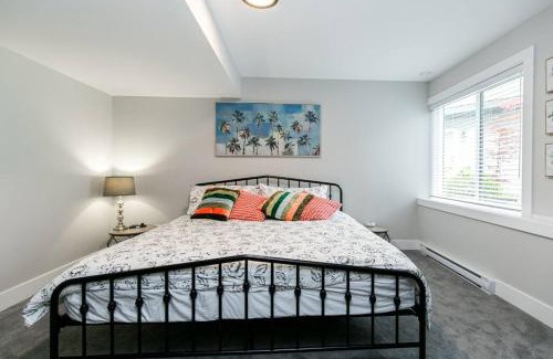 Victoria Apartment | Stylish 1 Bedroom Suite with Lake Access
