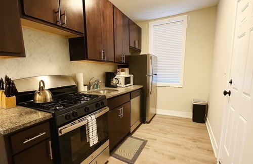 Boystown Apartment | Stylish 1BR in Lakeview Chicago