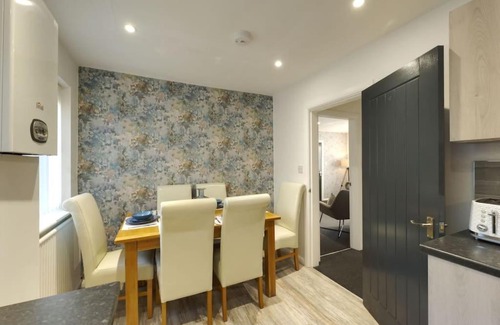 Forsbrook Apartment | Stylish 2 bed flat near Alton Towers