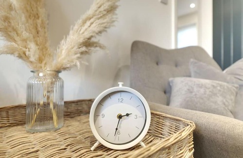 Forsbrook Apartment | Stylish 2 bed flat near Alton Towers