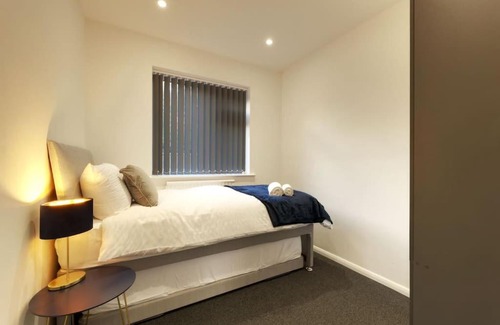 Forsbrook Apartment | Stylish 2 bed flat near Alton Towers