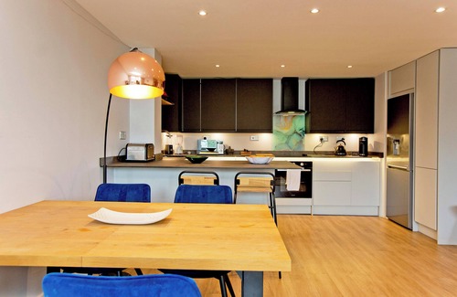 Wandsworth Apartment | Stylish 2-bed riverside apartment, with stunning views! Family Friendly.
