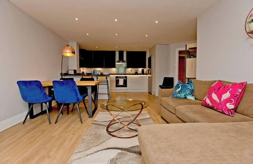 Wandsworth Apartment | Stylish 2-bed riverside apartment, with stunning views! Family Friendly.