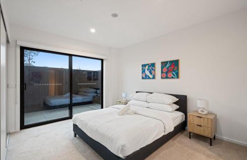 Taylor Apartment | Stylish 2-Bed Townhouse with Balcony