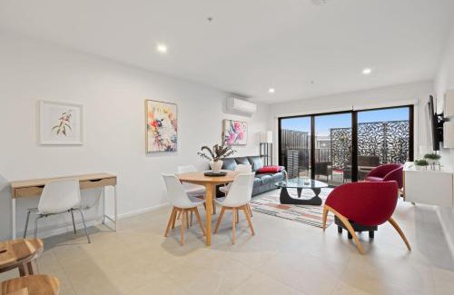 Taylor Apartment | Stylish 2-Bed Townhouse with Balcony