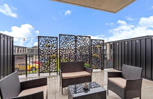 Taylor Apartment | Stylish 2-Bed Townhouse with Balcony