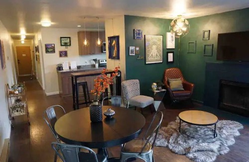 Broadway Apartment | Stylish 2 Bedroom Capitol Hill Apartment