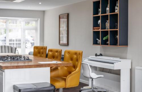 Hillingdon Apartment | Stylish 2-Bedroom Home with Garden in Leafy Ickenham