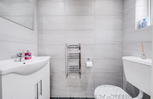 Hillingdon Apartment | Stylish 2-Bedroom Home with Garden in Leafy Ickenham