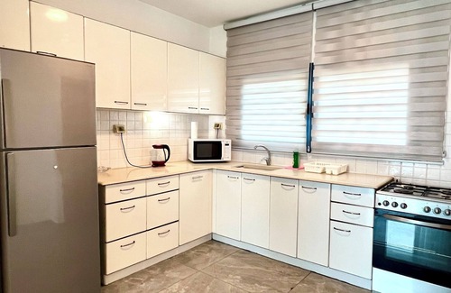 Kerem HaTeimanim Apartment | Stylish 2-Bedroom Seafront Apartment in Tel Aviv