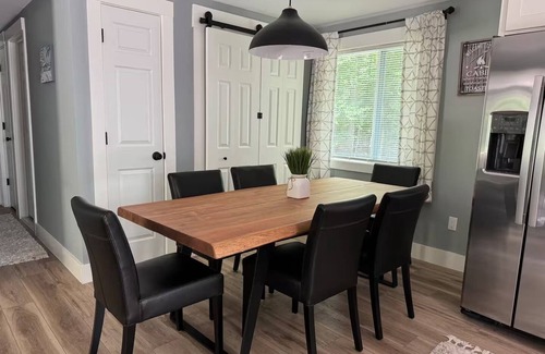 Rowland House | Stylish 2-Bedroom Ski/Lake House with AC in Masthope Mountain Community
