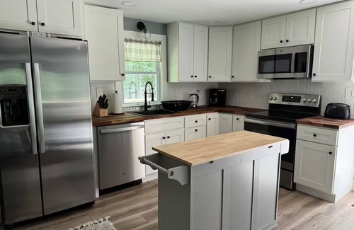 Rowland House | Stylish 2-Bedroom Ski/Lake House with AC in Masthope Mountain Community