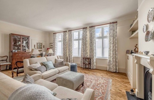Windsor Apartment | Stylish 2Bed/2Bath Flat In The Heart Of Windsor