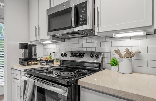 Montopolis Apartment | Stylish 2BR Apartment! Pool, Gym & Prime Location Near Downtown & Airport