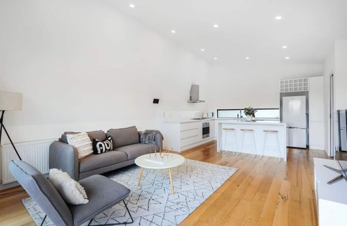 Yarraville House | Stylish 2BR Designer Home Balcony w/City Views Free Parking Fast WiFi Near City & Public Transport Heart of Yarraville