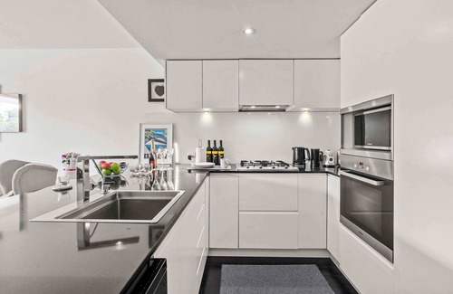 Woolloomooloo Apartment | Stylish 2BR Finger Wharf Getaway