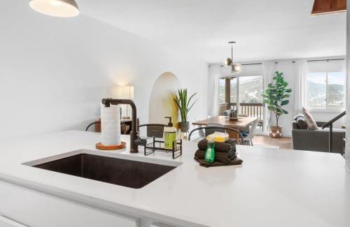 Summit Cove House | Stylish 2BR Near Trails and Slopes